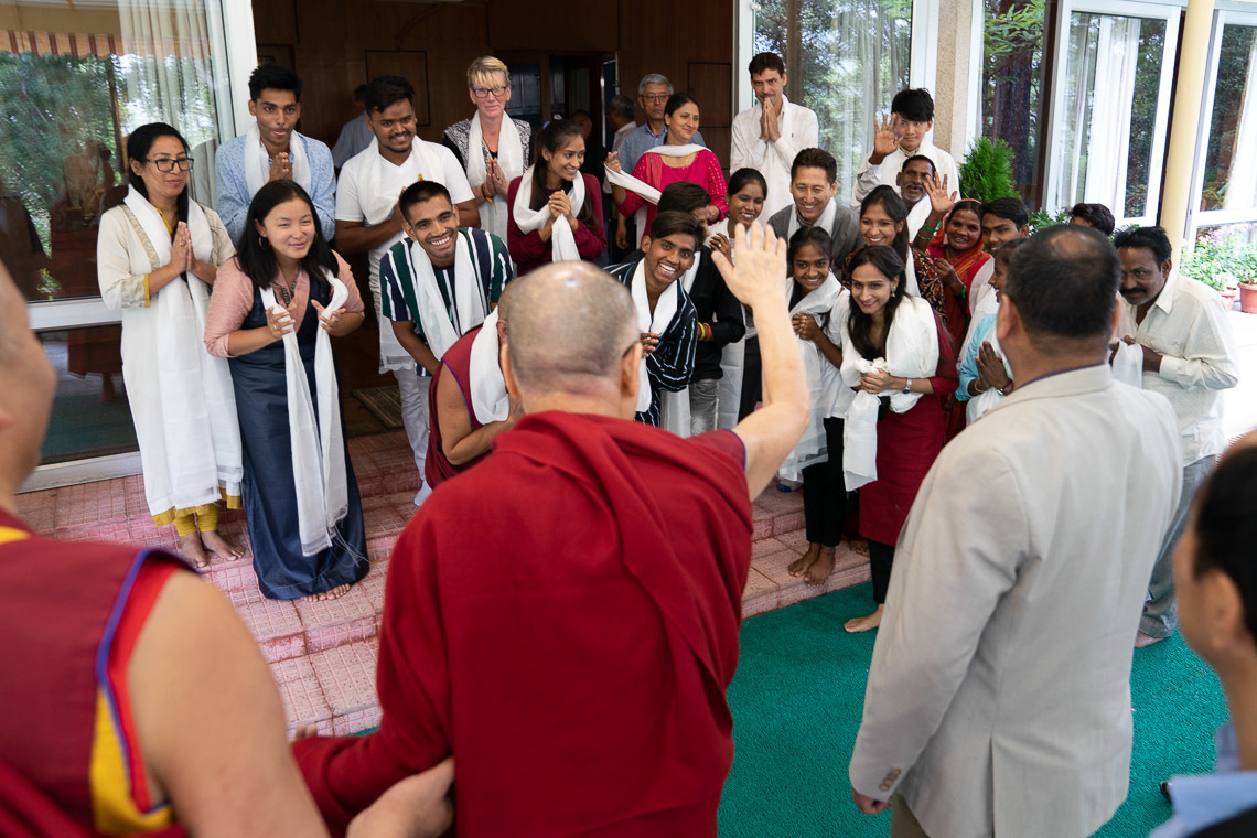 Дээрхийн Гэгээнтэн Далай Лам Тон-лэний багш, сурагч нартай уулзсаны дараа тэднийг үдэж байгаа нь. Энэтхэг, ХП, Дарамсала. 2019.07.07. Гэрэл зургийг Тэнзин Чойжор.