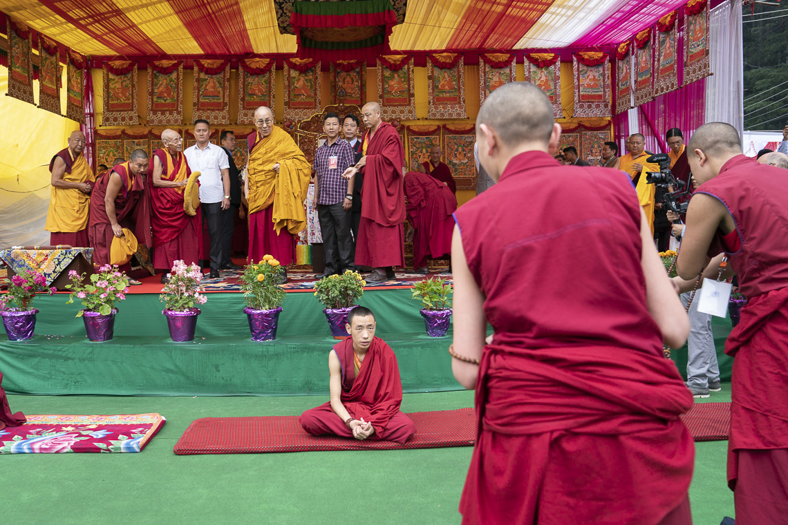Дээрхийн Гэгээнтэн Далай Ламыг морилон ирэхэд лам хуврагууд номын мэтгэлцээн хийж байлаа. Энэтхэг, ХП, Манали. 2019.08.13. Гэрэл зургийг Тэнзин Чойжор.