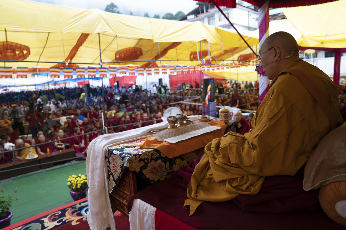 Дээрхийн Гэгээнтэн Далай Лам цугласан олон хандан номын айлдвар айлдаж байгаа нь. Энэтхэг, ХП, Манали. 2019.08.17. Гэрэл зургийг Тэнзин Чойжор.