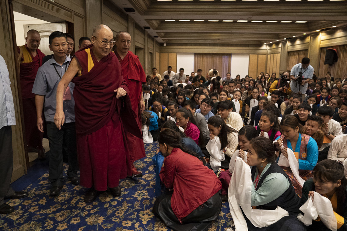 Дээрхийн Гэгээнтэн Далай Лам Мангалор хотод сурч, ажиллаж амьдарч буй төвөд залуучуудтай уулзахаар морилон ирж байгаа нь. Энэтхэг, Карнатака, Мангалор. 2019.08.30. Гэрэл зургийг Тэнзин Чойжор. 