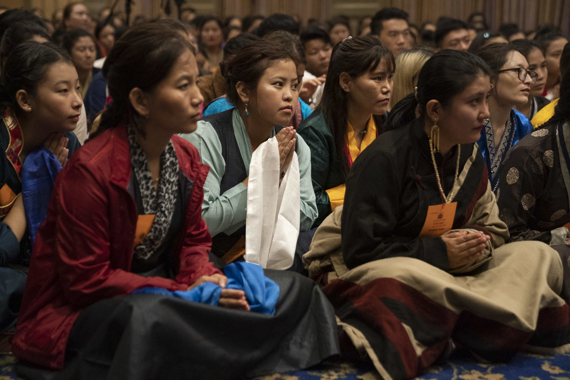 Мангалор хотын төвөд залуучууд Дээрхийн Гэгээнтэн Далай Ламын айлдварыг сонсож байгаа нь. Энэтхэг, Карнатака, Мангалор. 2019.08.30. Гэрэл зургийг Тэнзин Чойжор.