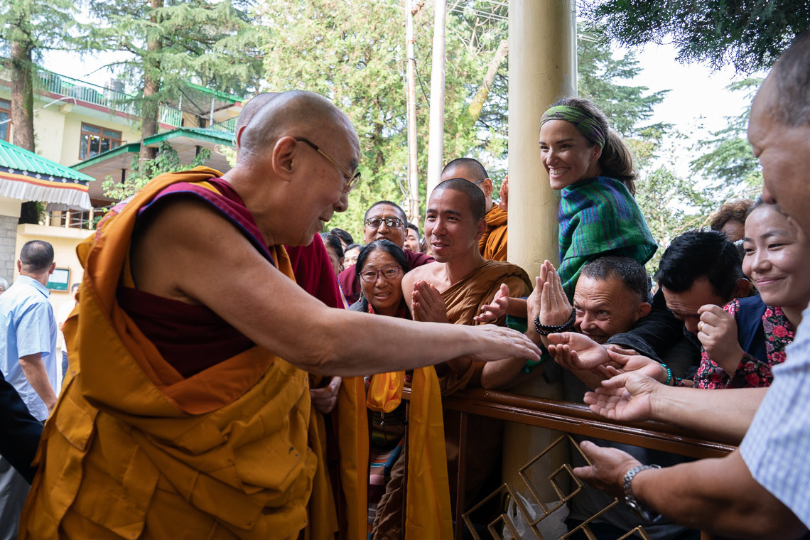 Дээрхийн Гэгээнтэн Далай Лам эхний өдрийн айлдвараа айлдахаар Зүглаг Хан дуган хүрэх замдаа цугларсан хүмүүстэй  мэндчилж байгаа нь. Энэтхэг, ХП, Дармасала, 2019.09.04. Гэрэл зургийг Тэнзин Чойжор.  