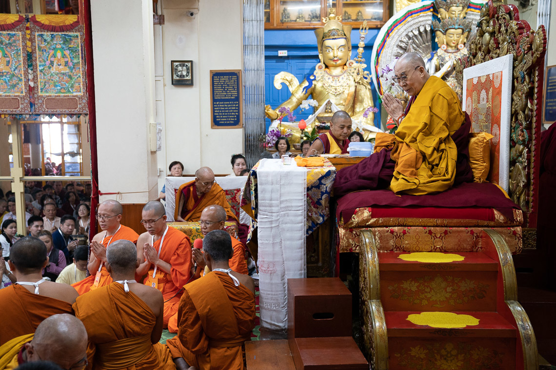 Дээрхийн Гэгээнтэн Далай Лам эхний өдрийн айлдвар айлдахын өмнө Тайланд лам нар Бурхан Багшийн магтаалыг пали хэлээр аялгуулан уншиж байгаа нь. Энэтхэг, ХП, Дармасала. 2019.09.04. Гэрэл зургийг Тэнзин Чойжор.