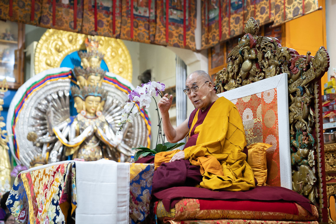 Дээрхийн Гэгээнтэн Далай Лам эхний өдрийн номын айлдвар айлдаж байгаа нь. Энэтхэг, ХП, Дармасала. 2019.09.04. Гэрэл зургийг Тэнзин Чойжор.  