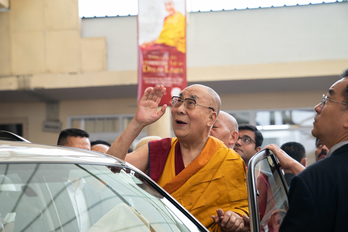 Дээрхийн Гэгээнтэн Далай Лам эхний өдрийн айлдвараа дуусгаад өргөө рүүгээ морилохын өмнө цугласан олны зүг гараа даллан мэндчилж байгаа нь. Энэтхэг, ХП, Дармасала, 2019.09.04. Гэрэл зургийг Тэнзин Чойжор.  