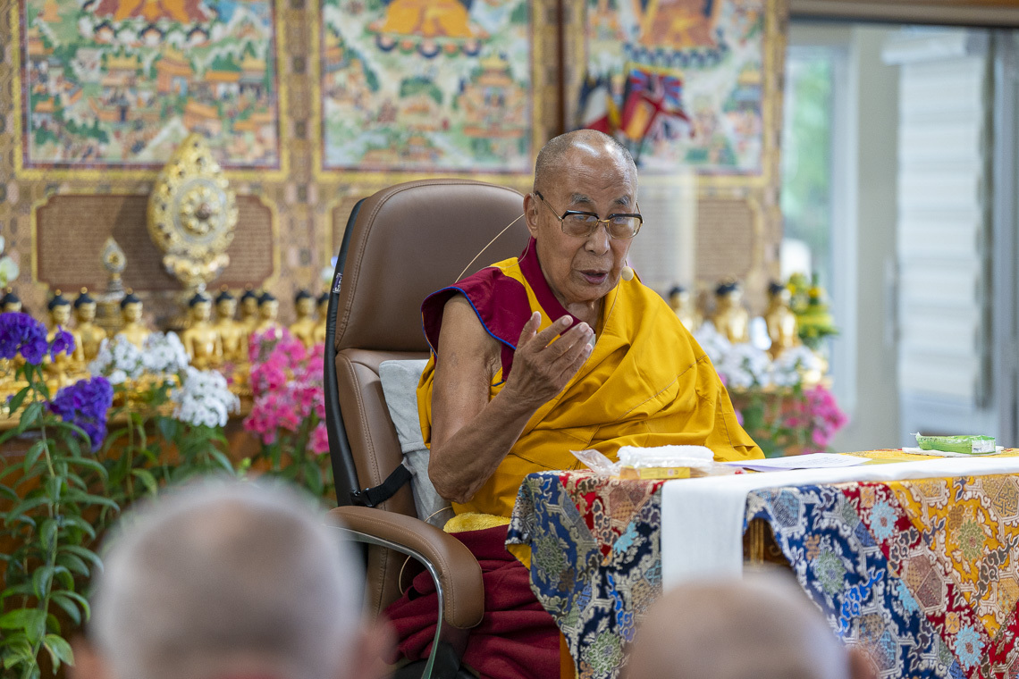 Дээрхийн гэгээн “Төвлөрлийн бясалгалын үр нөлөө” сэдэвт бага хурлын оролцогчдыг өргөөндөө хүлээн авч уулзан, үг хэлж байгаа нь... Энэтхэг, Химачал Прадеш, Дарамсала. 2024 оны 5 дугаар сарын 24. Зургийг: Тэнзин Чойжор