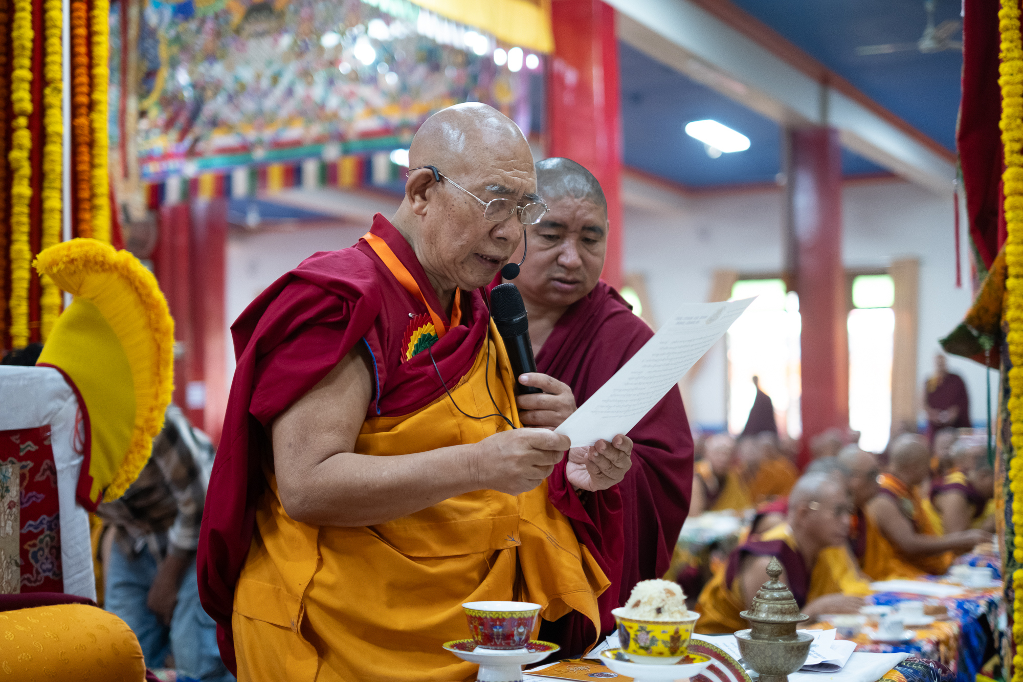 Бэрээвэн Лачи хийдийн хурлын танхимд болсон сэнтийд залах ёслолын үеэр одоогийн Бэрээвэн хийдийн ширээт лам (Бэрээвэн хийдийн сэнтийг залгамжлагч) Догдан ринбүүчи Дээрхийн гэгээн Далай ламыг Бэрээвэн хийдийн ширээт лам хэмээн зарлах шийдвэрийг уншиж байгаа нь. Энэтхэг, Карнатака, Мунггод. 2025 оны 12-р сарын 24. Зургийг: Дэнзин Чойжор