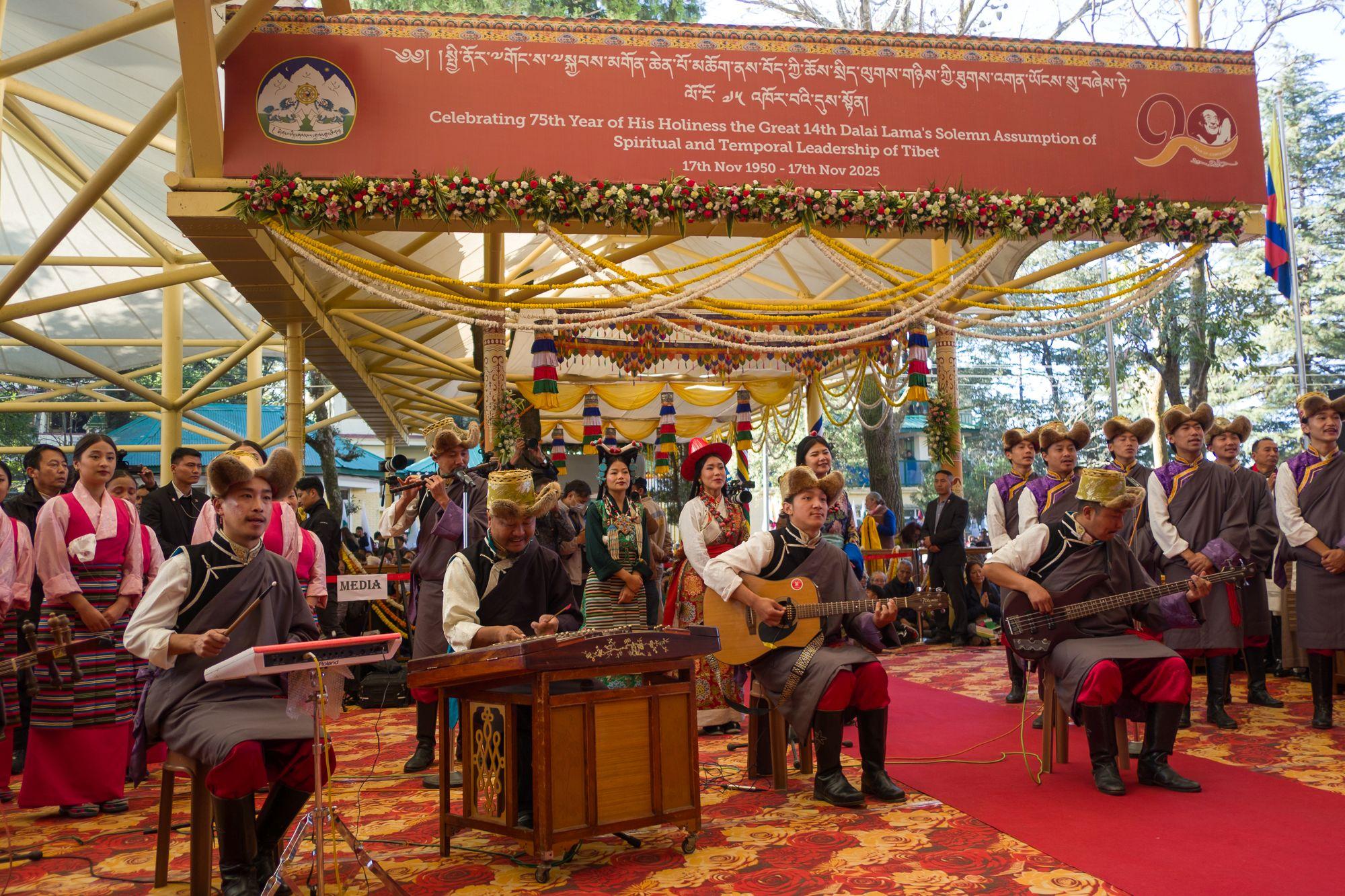 Төвөдийн гол хийдийн талбайд Дээрхийн гэгээн Далай лам Төвөдийн шашин ба төрийн удирдлагыг хүлээн авсны 75 жилийн ойг тэмдэглэх ёслолын үеэр төвөд сургуулиудын төгсөгчдийн төлөөлөл Дээрхийн гэгээнд зориулан зохиосон талархлын дуугаа дуулж байгаа нь. 2025.11.17. Энэтхэг, Х.П., Дарамсала. Зургийг: Тензин Чойжор.