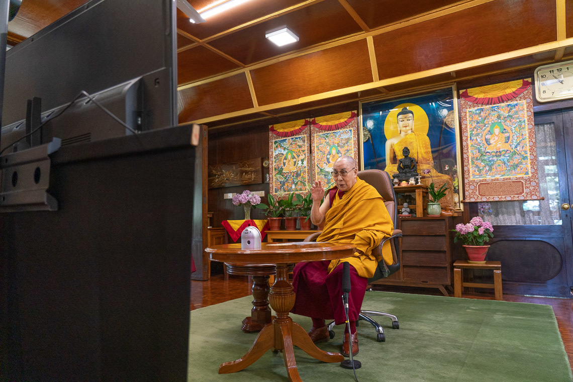 Дээрхийн Гэгээнтэн Далай Лам Тайванчуудад номын айлдвар айлдаж байгаа нь. Энэтхэг, ХП, Дарамсала. 2020.07.05. Зургийг Тэнзин Жампел.