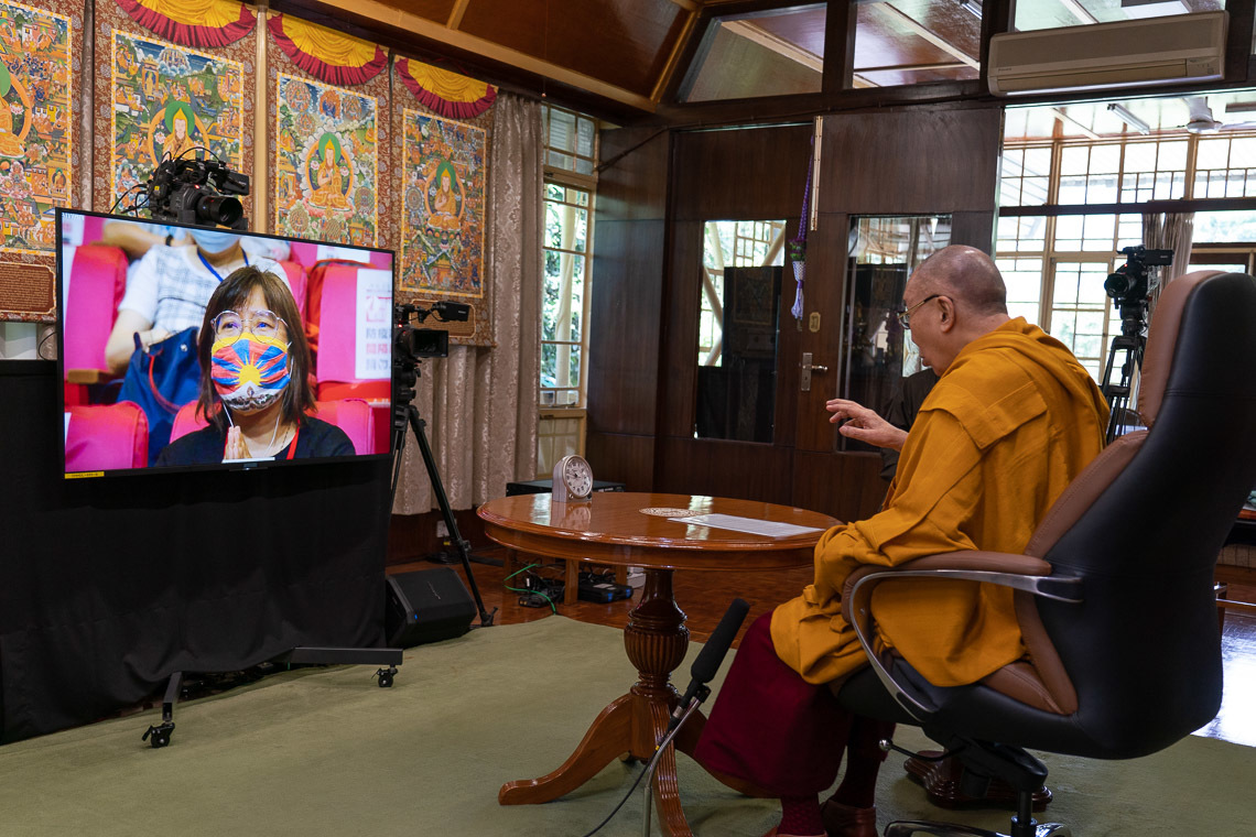 Дээрхийн Гэгээнтэн Далай Лам Тайванчуудад номын айлдвар айлдаж байгаа нь. Энэтхэг, ХП, Дарамсала. 2020.07.05. Зургийг Тэнзин Жампел.