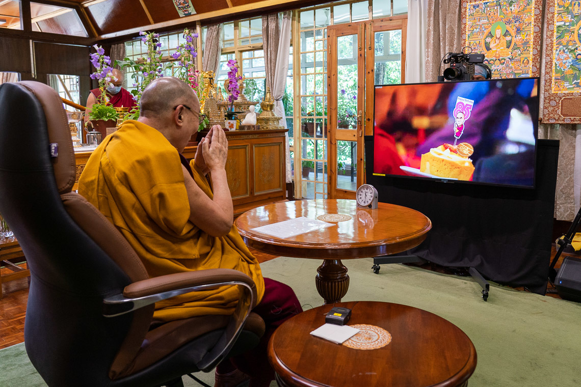 Дээрхийн Гэгээнтэн Далай Лам Тайванчуудад номын айлдвараа өндөрлөж байгаа нь. Энэтхэг, ХП, Дарамсала. 2020.07.05. Зургийг Тэнзин Жампел.