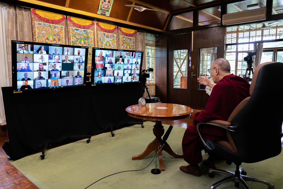Дээрхийн Гэгээнтэн Далай Лам цагдаагийн албан хаагчидтай видео ярилцлага хийж байгаа нь 2020.07.08. Энэтхэг, HP, Дарамсала. Зургийг Тензин Жампел 