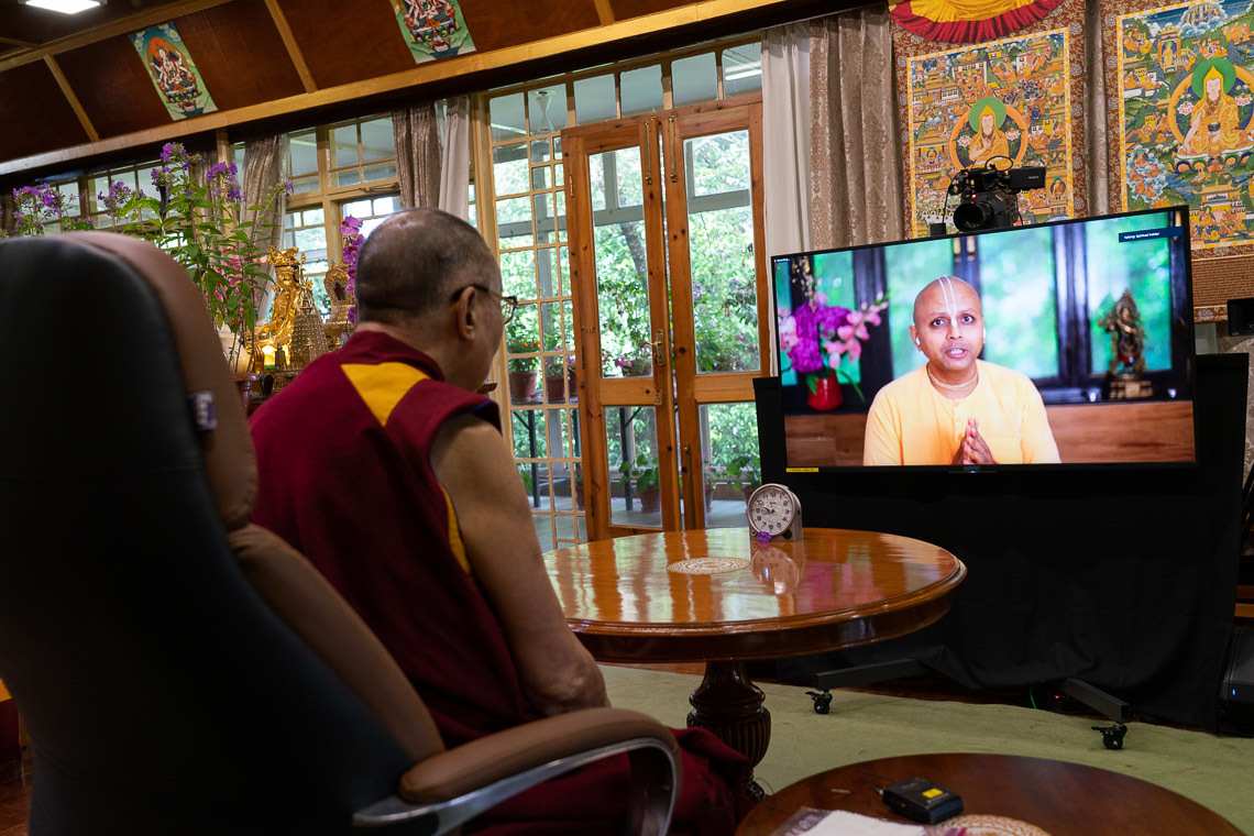 Дээрхийн Гэгээнтэн Далай Лам ярилцлагын эхэнд Гаур Гопал Дастай өргөөнөөсөө мэндчилж байгаа нь. Энэтхэг, ХП, Дарамсала. 2020.07.14. Зургийг Вен Тэнзин Жампел.