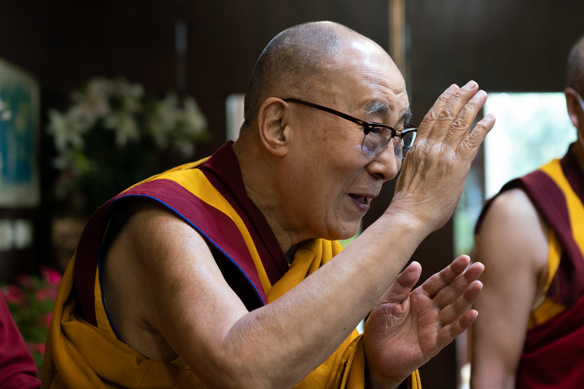 Дээрхийн Гэгээнтэн Далай Лам "Төвд орохуй" номын айлдварыг хоёр дахь өдөр морилон ирж байгаа нь. Энэтхэг, ХП, Дарамсала. 2020.07.18. Зургийг Тэнзин Жампел.