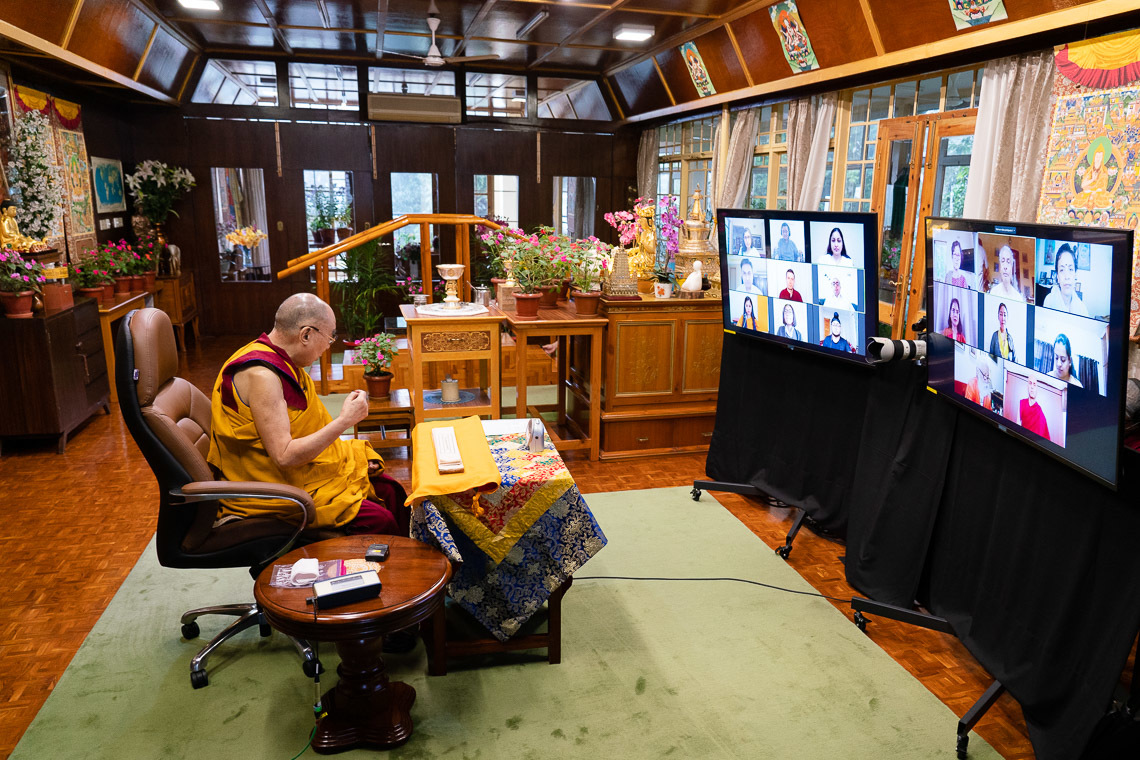 Дээрхийн Гэгээнтэн Далай Лам Наланда Шикша төвийн хүсэлтээр номын айлдвар айлдаж байгаа нь. Энэтхэг, ХП, Дарамсала. 2020.07.19. Гэрэл зургийг Тензин Жампел