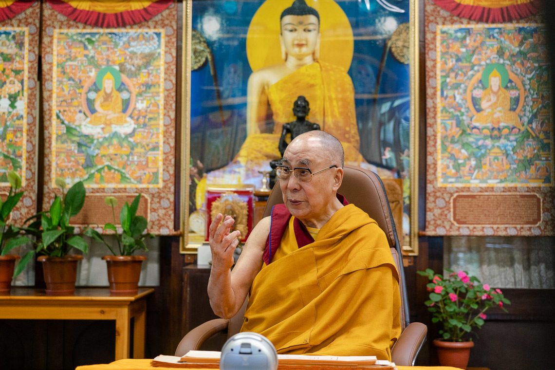 Дээрхийн Гэгээнтэн Далай Лам Наланда Шикша төвийн хүсэлтээр 3 дахь өдрөө айлдвар айлдаж байгаа нь. Энэтхэг, ХП, Дарамсала. 2020.07.19. Гэрэл зургийг Тензин Жампел