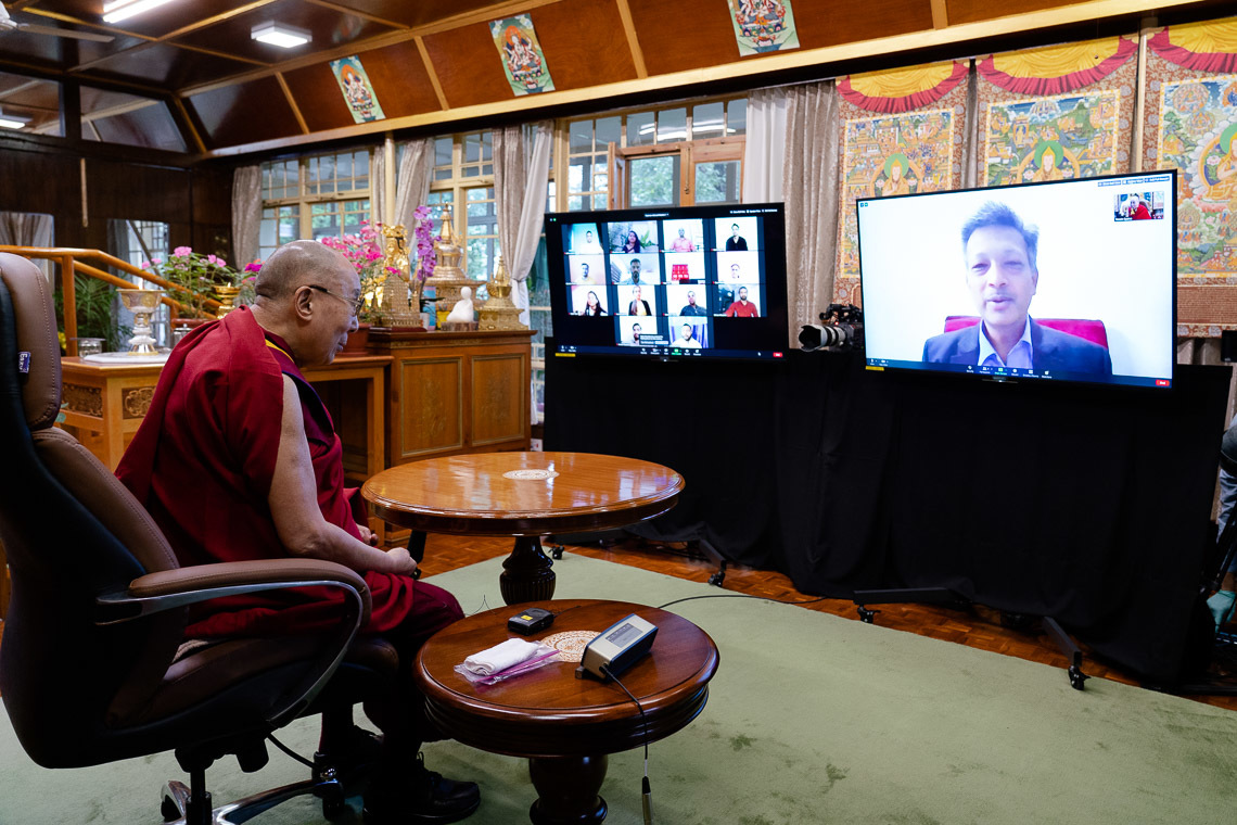 Делигийн их сургуулийн профессор Раман Миттал Дээрхийн Гэгээнтэн Далай Лам болон Энэтхэгийн оюутнуудын цахим ярилцлагыг нээн үг хэлж байгаа нь. Энэтхэг, ХП, Дарамсала. 2020.07.29. Зургийг Тэнзин Жампел.