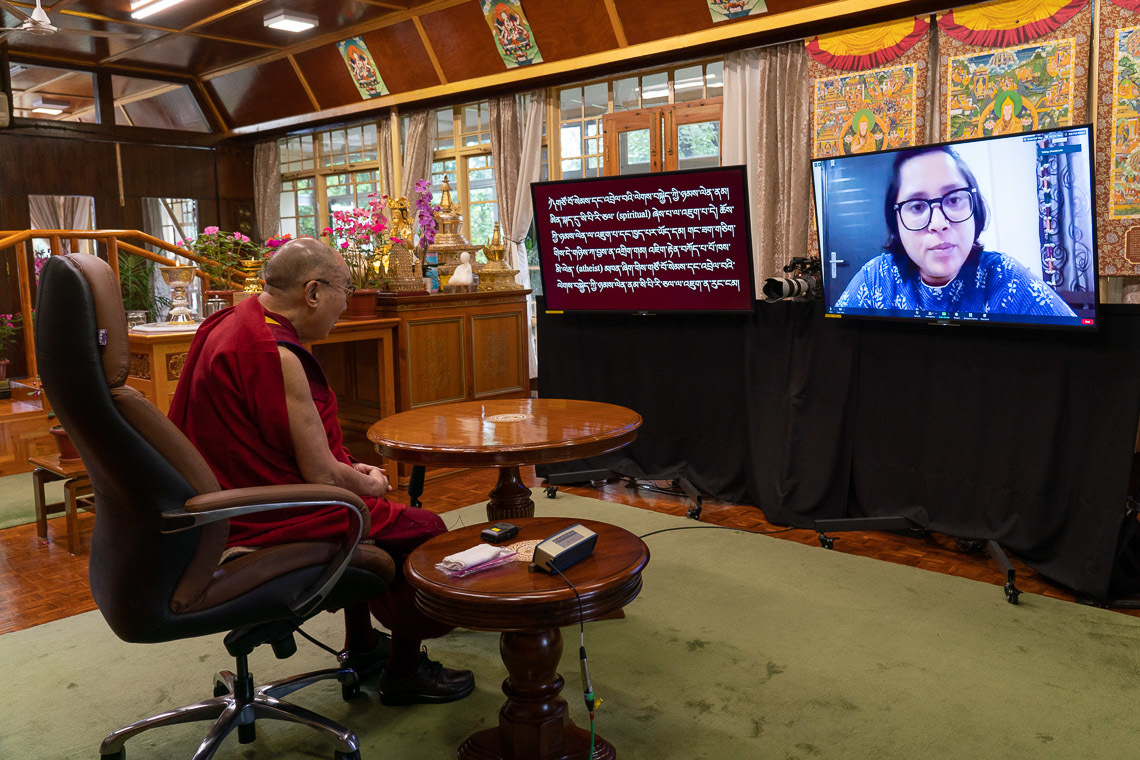 Оюутнууд Дээрхийн Гэгээнтэн Далай Ламаас асуулт асууж байгаа нь. Энэтхэг, ХП, Дарамсала. 2020.07.29. Зургийг Тэнзин Жампел.