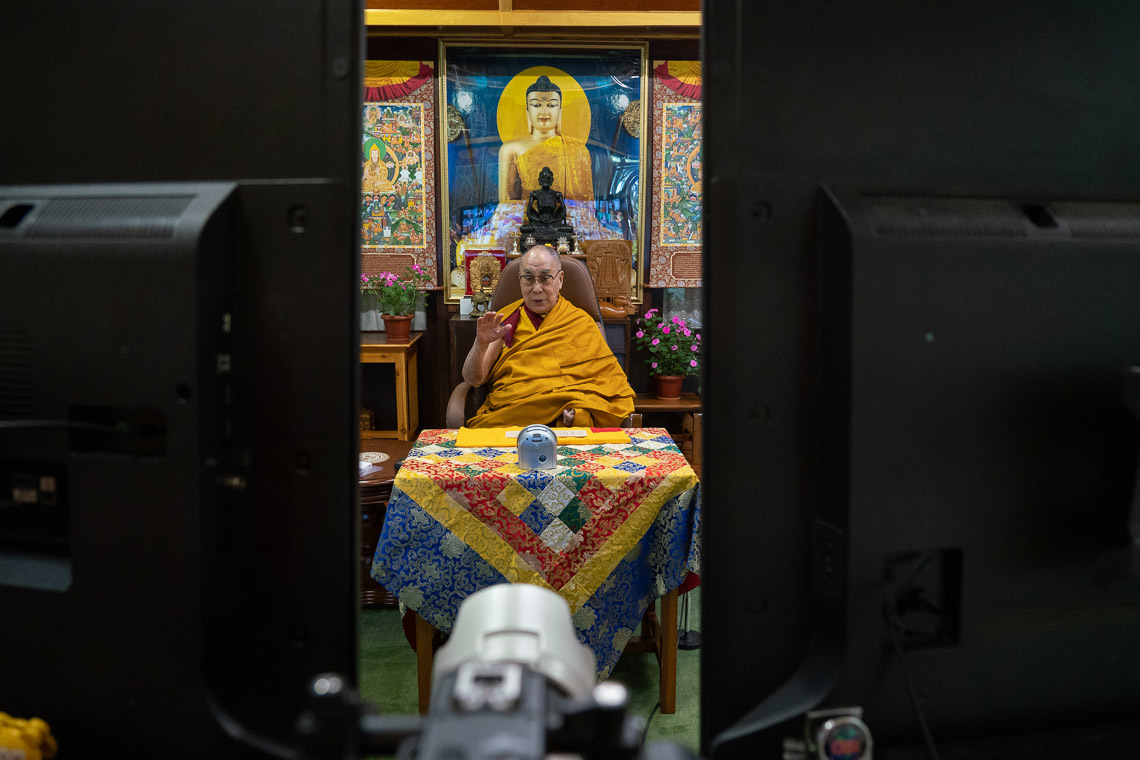 Дээрхийн Гэгээнтэн Далай Лам Төвөдийн залуучуудын хүсэлтээр 3 өдрийн номын айлдвараа эхлэв. Энэтхэг, ХП, Дарамсала. 2020.08.04. Зургийг Тэнзин Жампел.