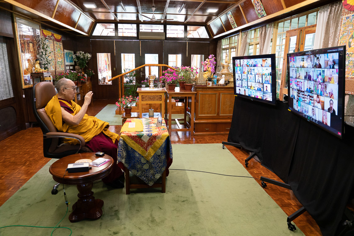Дээрхийн Гэгээнтэн Далай Лам Төвөдийн хүүхэд залуучуудад номын айлдвар айлдаж байгаа нь. Энэтхэг, ХП, Дарамсала. 2020.08.04. Зургийг Тэнзин Жампел.
