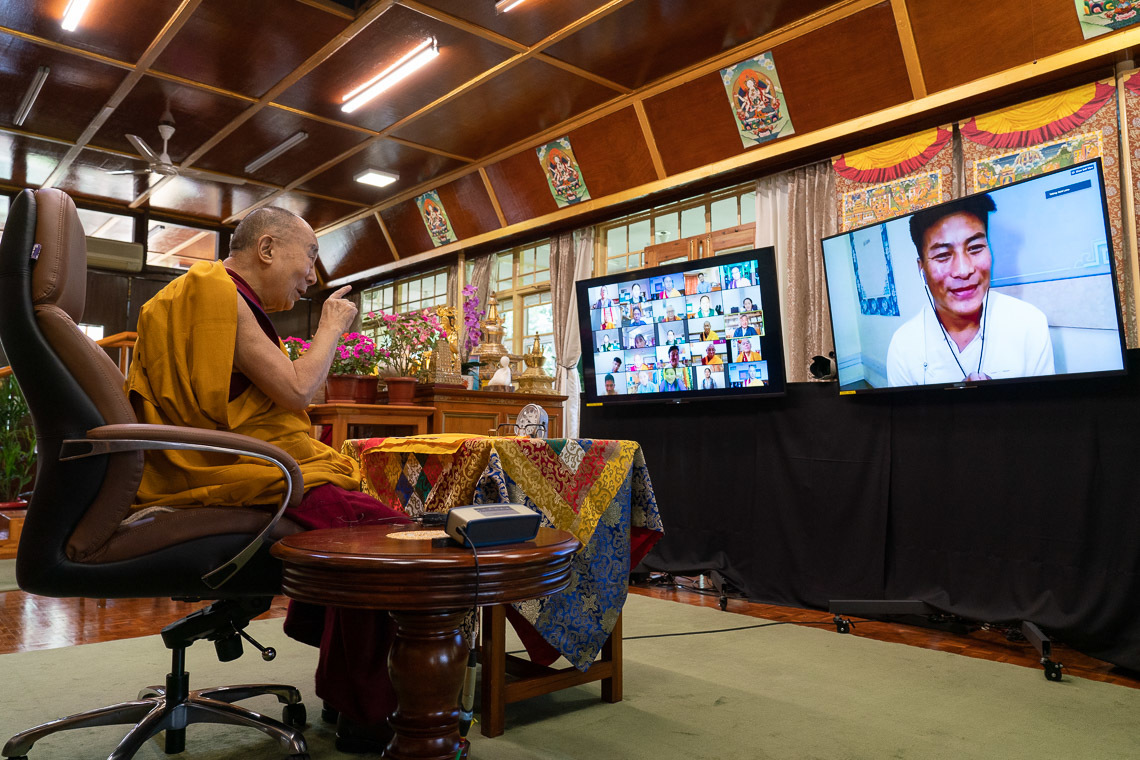 Дээрхийн Гэгээнтэн Далай Лам Төвөдийн хүүхэд залуучуудын асуултанд хариуллаа. Энэтхэг, ХП, Дарамсала. 2020.08.04. Зургийг Тэнзин Жампел.