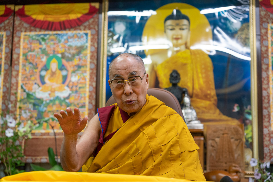 Дээрхийн Гэгээнтэн Далай Лам хоёр дахь өдөр “Эрдэнийн Эрхи” номын айлдварыг айлдаж байгаа нь. Энэтхэг, ХП, Дарамсала. 2020.06.17. Гэрэл зургийг Тэнзин Жампел.
