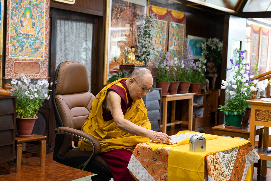 Дээрхийн Гэгээнтэн Далай Лам хутагт Нагаржуайн “Эрдэнийн Эрхи” номыг тайлбарлан айлдаж байгаа нь. Энэтхэг, ХП, Дарамсала. 2020.05.17. Гэрэл зургийг Тэнзин Жампел.