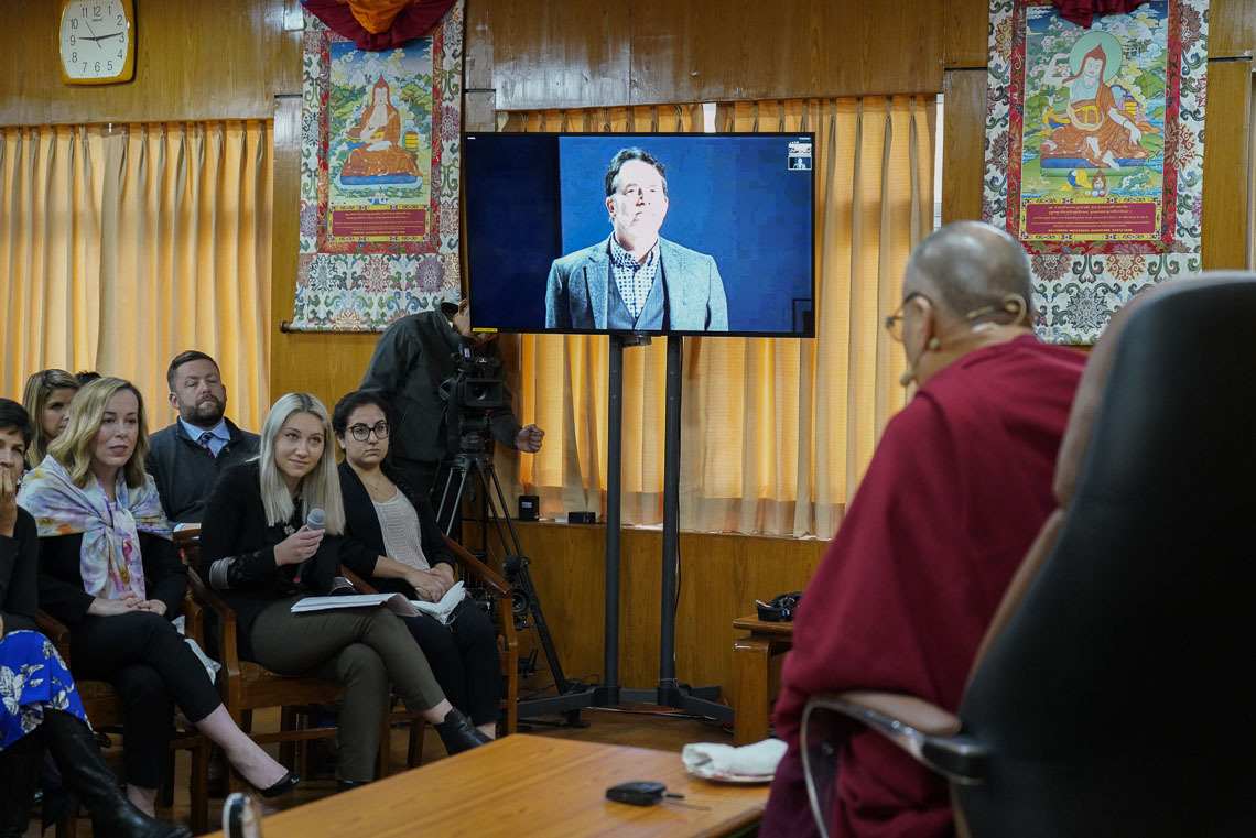 Вашингтон дахь Сиатлын Их сургууль дээр видео линкээр үзэж байгаа үзэгчид Дээрхийн Гэгээнтэн Далай Ламаас асуулт асуулаа. 2019.11. 11 Энэтхэг, ХП, Дарамсала. Зургийг Тензин Жампел