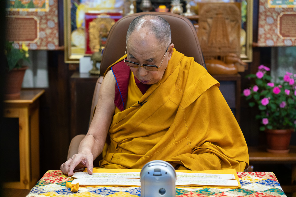 Дээрхийн Гэгээнтэн Далай Лам “Шүтэн барилдахуйн магтаал” номыг тайлбарлаж байгаа нь. Энэтхэг, ХП, Дарамсала. 2020.08.06. Зургийг Тэнзин Жампел.