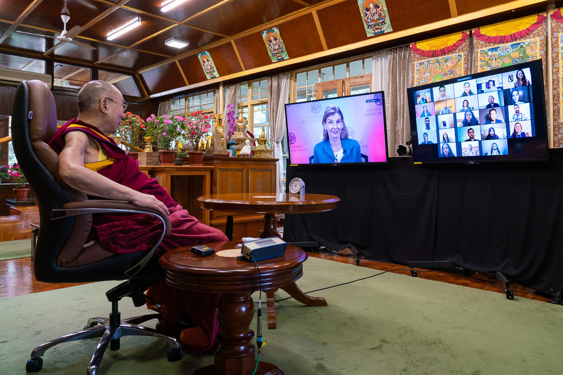 АНУ-ын Энх тайвны хүрээлэнгийн ерөнхийлөгч Нанси Линдборг уулзалтыг нээн үг хэлж байгаа нь. Энэтхэг, ХП, Дарамсала. 2020.08.12. Зургийг Тэнзин Жампел.
