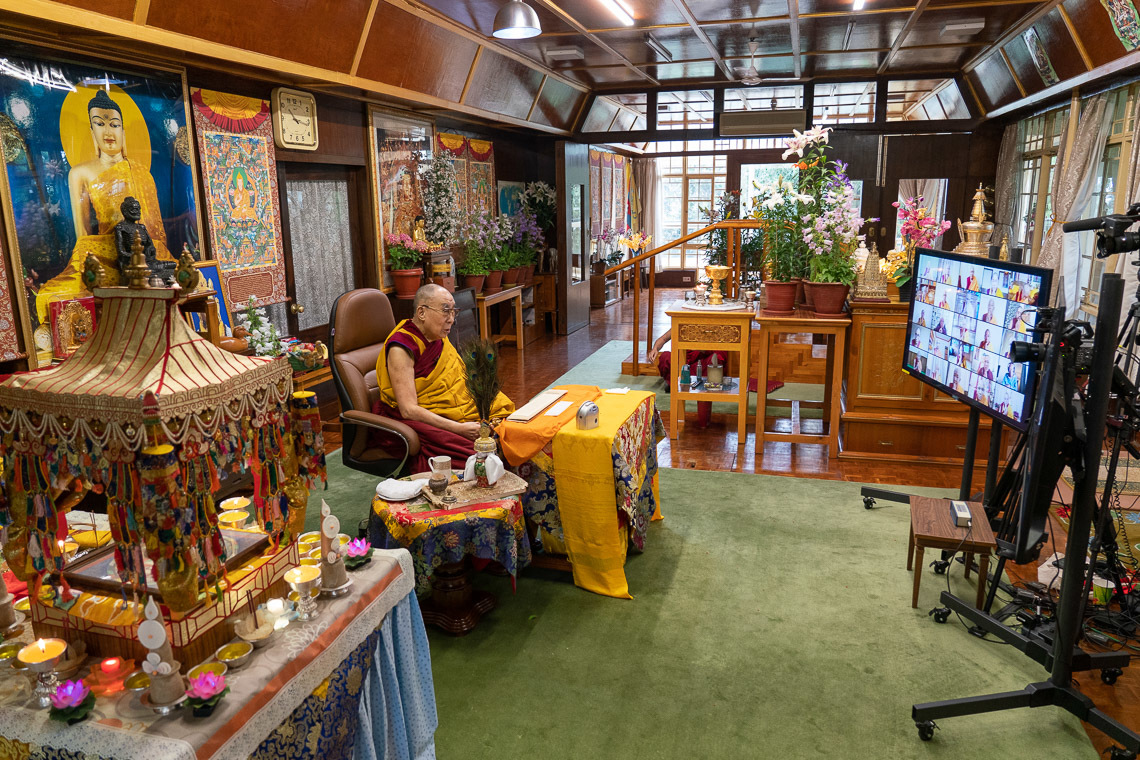 Дээрхийн Гэгээнтэн Далай Лам цахим сүлжээгээр дамжуулан номын айлдвар айлдаж байгаа нь. Энэтхэг, ХП, Дарамсала. 2020.05.30. Гэрэл зургийг Тэнзин Жампел.