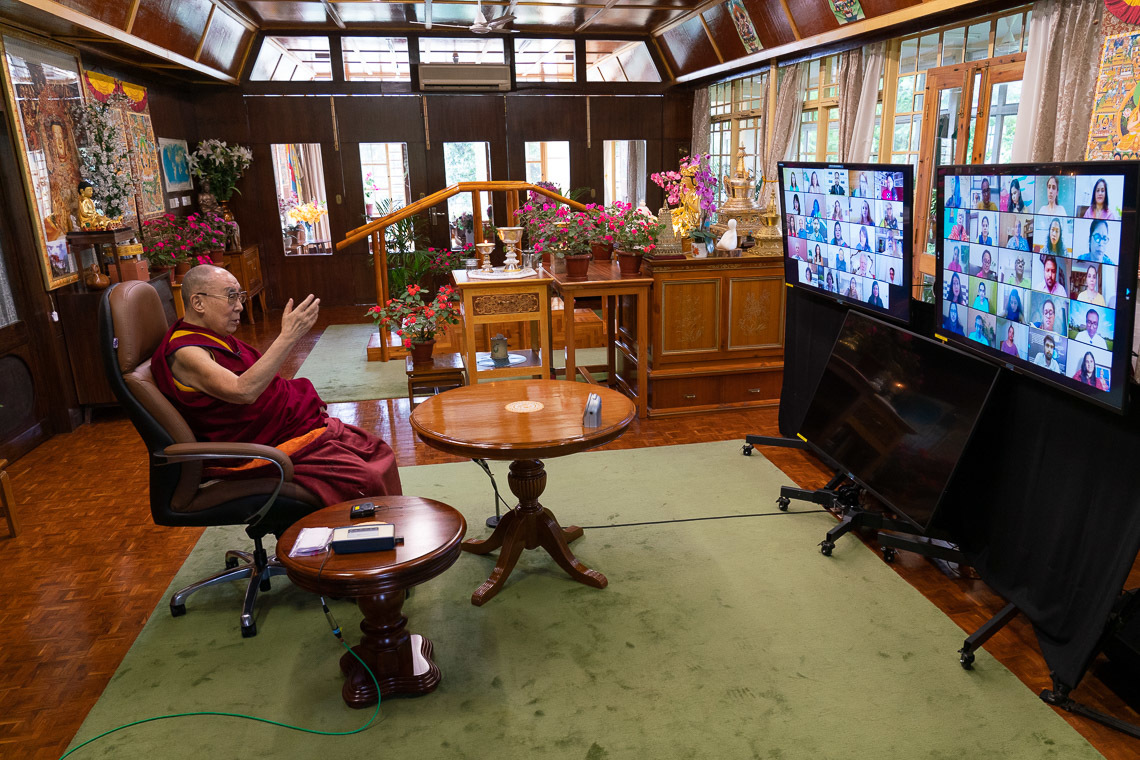 Дээрхийн Гэгээнтэн Далай Лам Майнд Мингл төвтэй цахим ярилцлага хийж байгаа нь. Энэтхэг, ХП, Дарамсала. 2020.08.25. Зургийг Тэнзин Жампел.