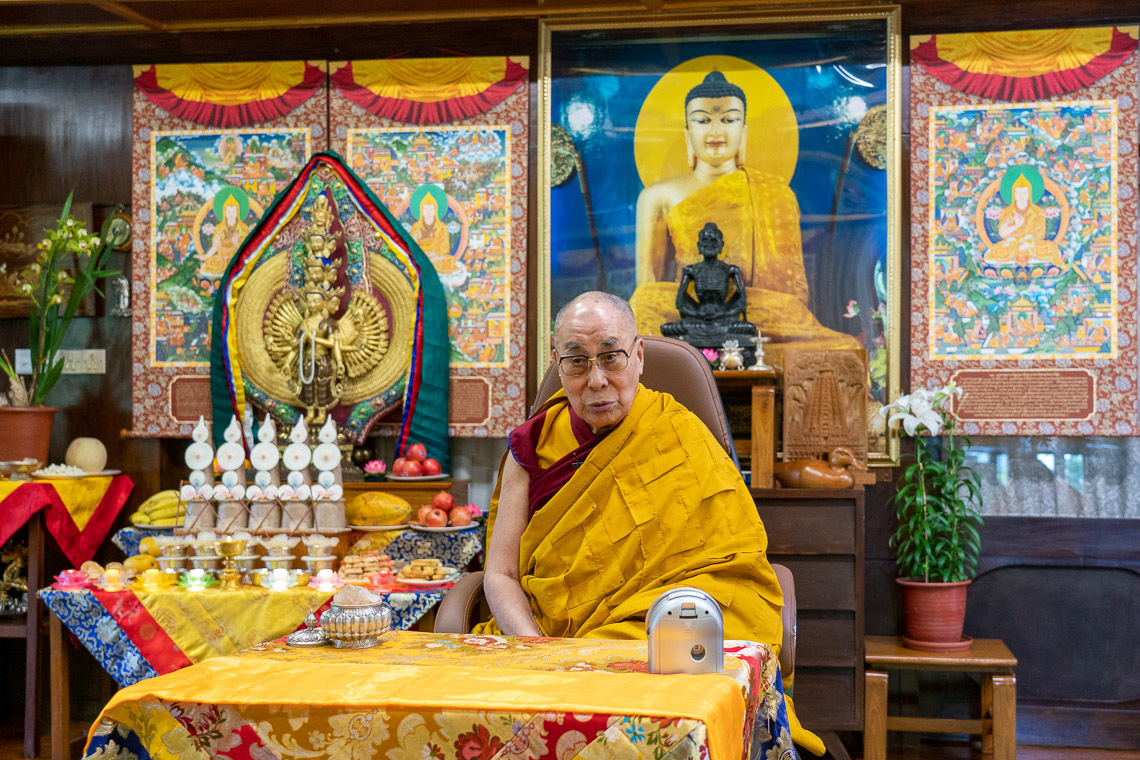 Дээрхийн Гэгээнтэн Далай Лам бодь сэтгэлийг хэрхэн төрүүлэх тухай тайлбарлан айлдаж байгаа нь. Энэтхэг, ХП, Дарамсала. 2020.06.05. Гэрэл зургийг Тэнзин Жампел.