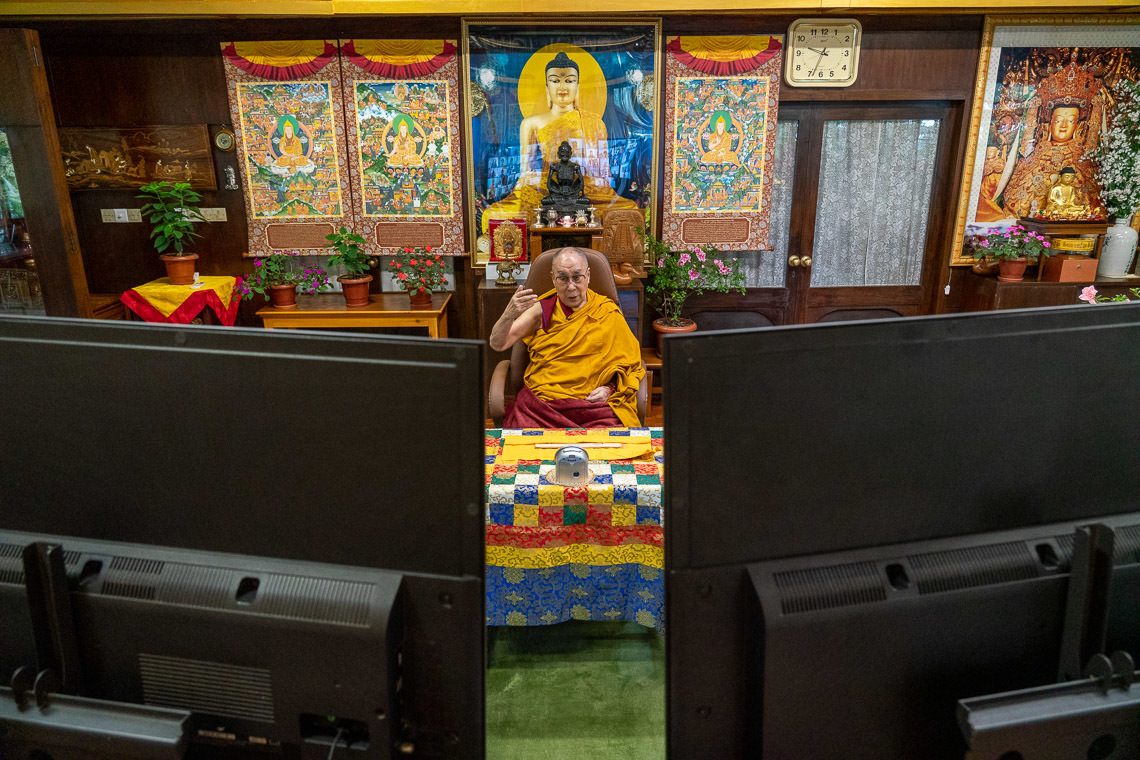 Дээрхийн Гэгээнтэн Далай Лам цахим сүлжээгээр дамжуулан номын айлдвар айлдаж байгаа нь. Энэтхэг, ХП, Дармасала. 2020.09.04. Зургийг Тэнзин Жамбел.