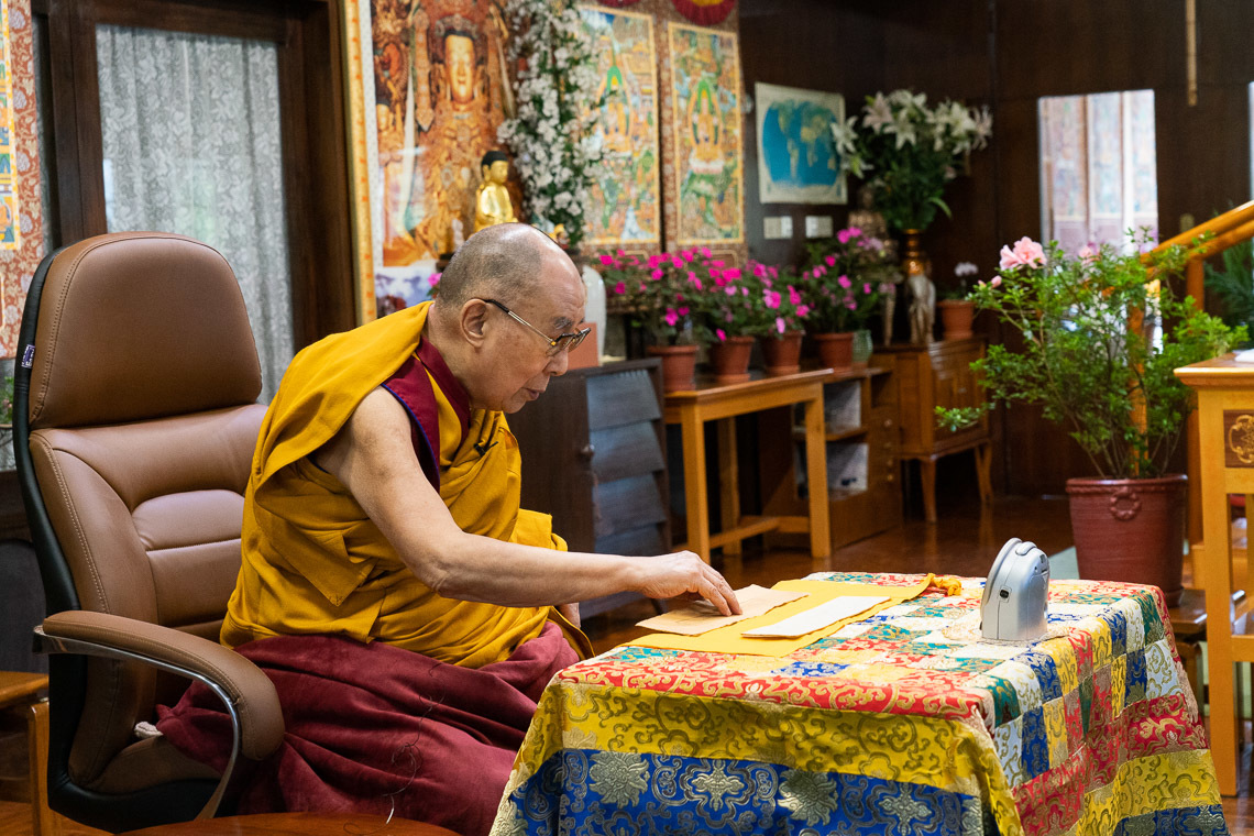 Дээрхийн Гэгээнтэн Далай Лам айлдварын эхний өдөр цахим сүлжээгээр дамжуулан ‘Бодьсадвын гучин долоон гарын авлага’ номыг уншиж байгаа нь. Энэтхэг, ХП, Дармасала. 2020.09.04. Зургийг Тэнзин Жамбел.