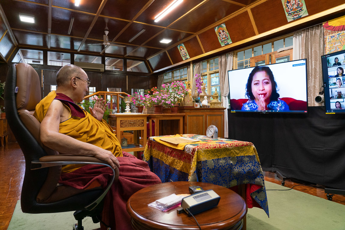 Дээрхийн Гэгээнтэн Далай Лам номын айлдварын эхний өдөр оролцогчдын асуултанд хариулж байгаа нь. Энэтхэг, ХП, Дармасала. 2020.09.04. Гэрэл зургийг Тэнзин Жамбел.