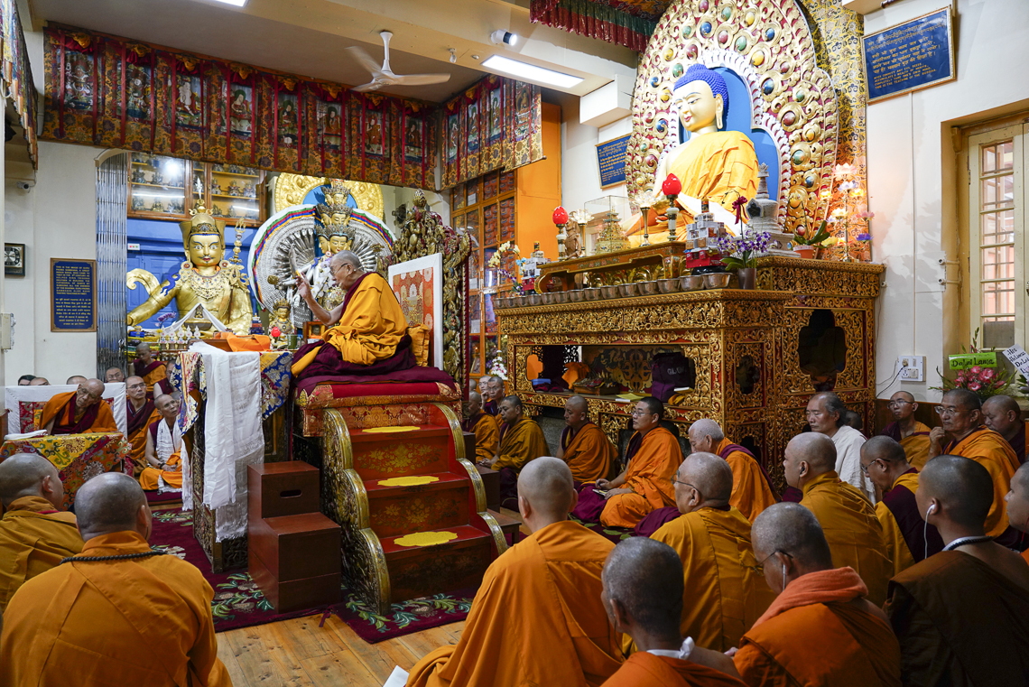 Номын айлдварын эхний өдөр Дээрхийн Гэгээнтэн Далай Лам цугласан олонд удиртгал айлдвар айлдаж байгаа нь. Энэтхэг, ХП, Дарамсала. 2019.10.03. Гэрэл зургийг Тэнзин Жампел.
