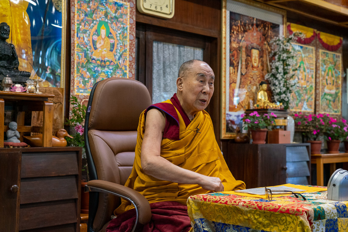 Дээрхийн Гэгээнтэн Далай Лам "Мөрийн гурван эрхэм" номыг тайлбарлан айлдаж байгаа нь. Энэтхэг, ХП, Дарамсала. 2020.09.05. Зургийг Тэнзин Жампел.