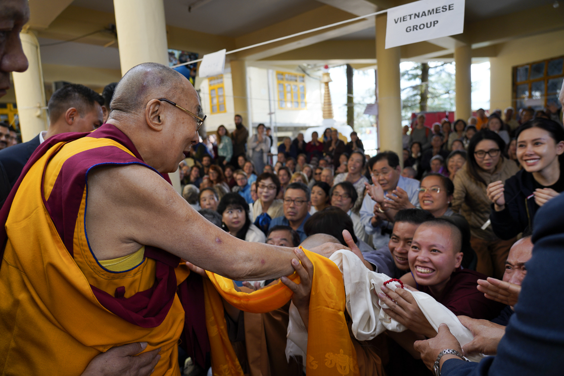 Дээрхийн Гэгээнтэн Далай Лам 1 дэх өдрийн номын айлдвараа өндөрлөөд эргэн морилох зуураа хүмүүстэй уулзаж байгаа нь. Энэтхэг, ХП, Дарамсала. 2019.10.03. Гэрэл зургийг Тэнзин Жампел.