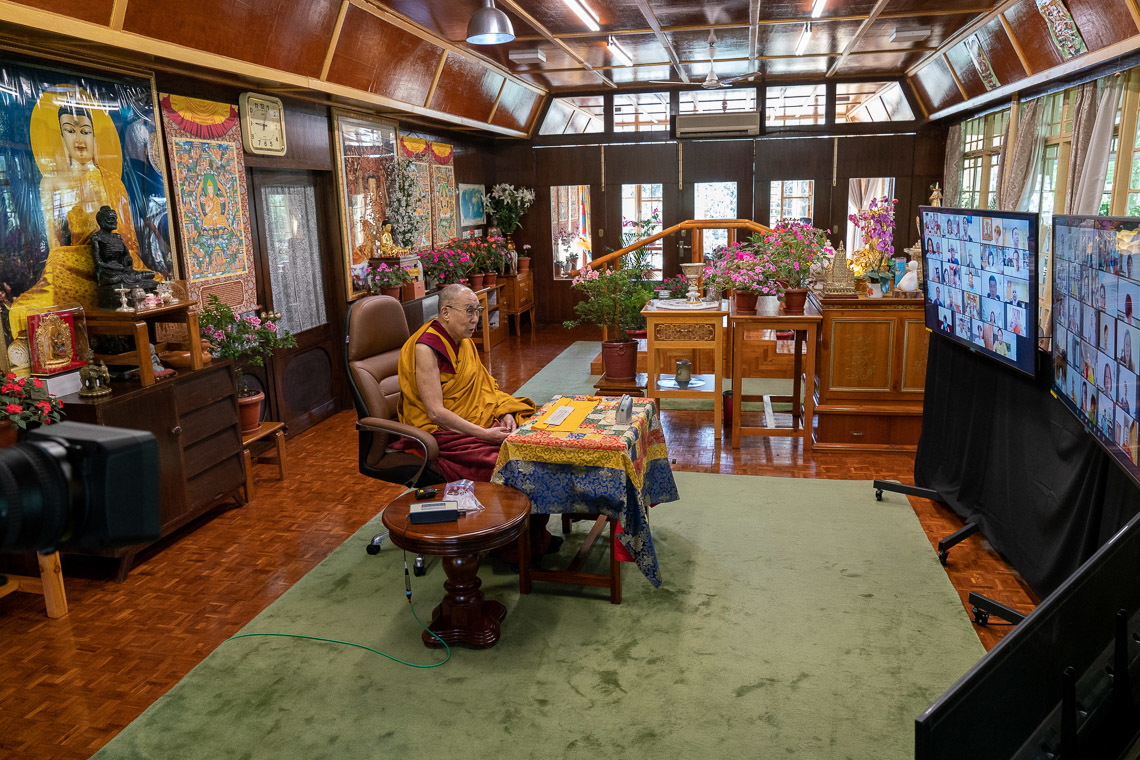 Дээрхийн Гэгээнтэн Далай Лам Азийн буддистуудын хүсэлтээр гурав дахь өдөр номын айлдвар айлдаж байгаа нь. Энэтхэг, ХП, Дарамсала. 2020.09.06. Зургийг Тэнзин Жампел.
