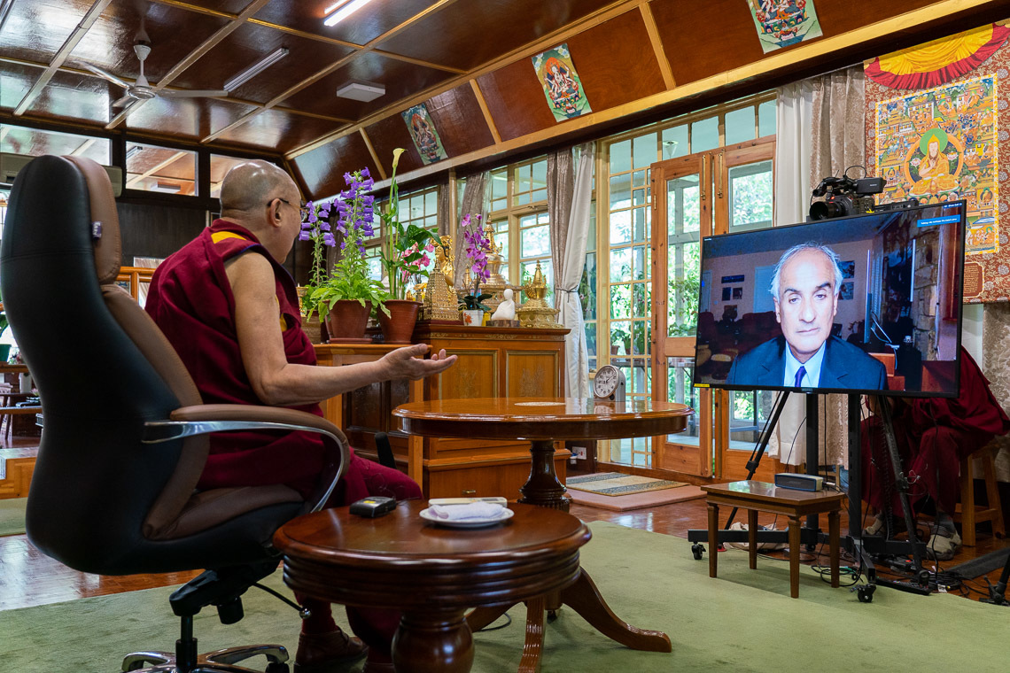 Дээрхийн Гэгээнтэн Далай Лам зохиолч Пико Иертэй ярилцаж байгаа нь. Энэтхэг, ХП, Дарамсала. 2020.06.17. Зургийг Тэнзин Жампел.