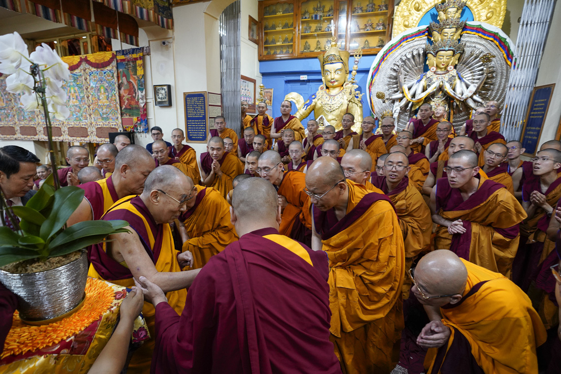 Дээрхийн Гэгээнтэн Далай Лам номын айлдварын хоёр дахь өдөр дуганд морилон ирээд Тайваны лам хуврагуудтай мэндэлж байгаа нь. Энэтхэг, ХП, Дарамсала. 2019.10.04. Гэрэл зургийг Тэнзин Жампел. 