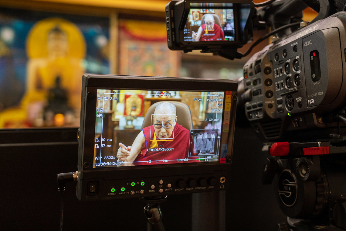 Дээрхийн Гэгээнтэн Далай Лам болон зохиолч Пико Иер нарын ярилцлага явагдаж байгаа нь. Энэтхэг, ХП, Дарамсала. 2020.06.17. Зургийг Тэнзин Жампел.