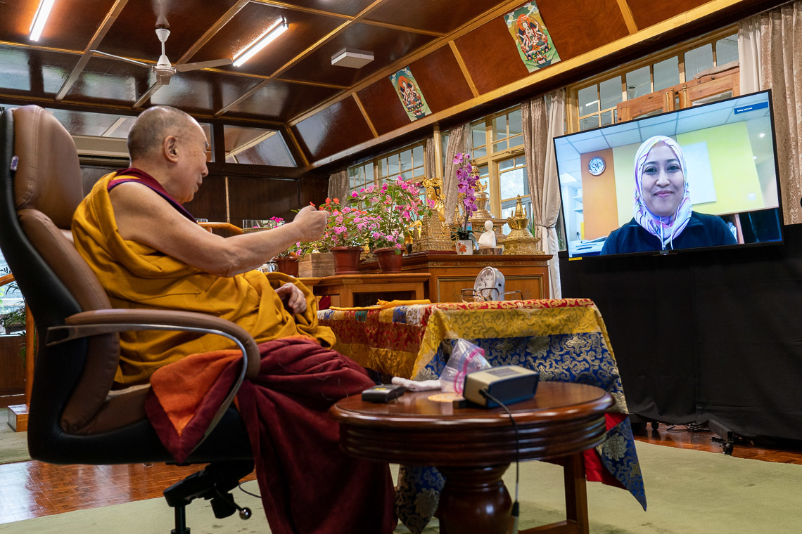 Дээрхийн Гэгээнтэн Далай Лам цахим сүлжээгээр холбогдон асуусан асуултанд хариулж байгаа нь. Энэтхэг, ХП, Дарамсала. 2020.09.06. Зургийг Тэнзин Жампел.