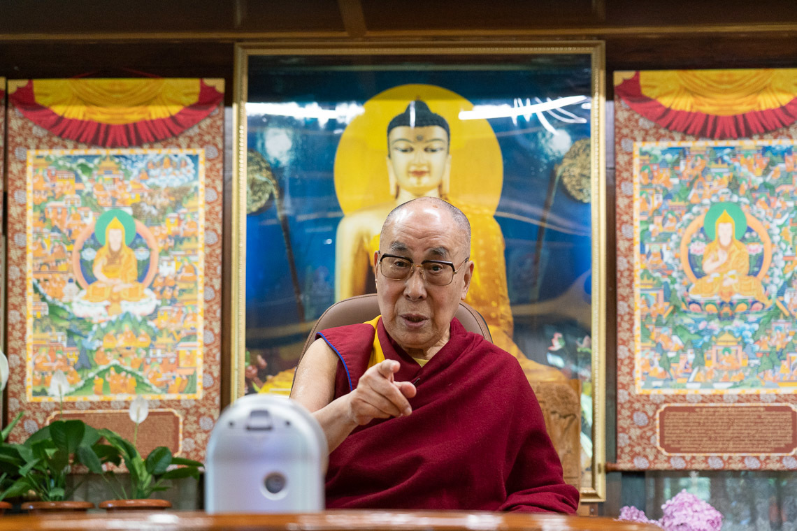 Дээрхийн Гэгээнтэн Далай Лам зохиолч Пики Иертэй ярилцаж байгаа нь. Энэтхэг, ХП, Дарамсала. 2020.06.17. Зургийг Тэнзин Жампел.