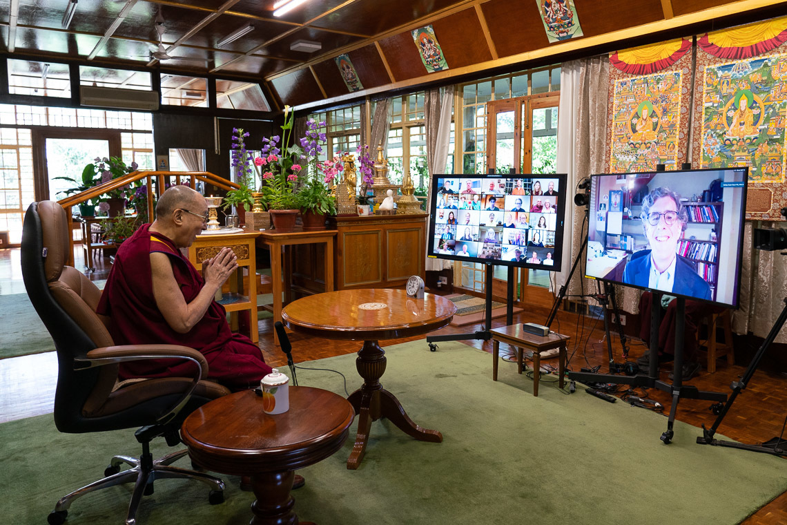 Дээрхийн Гэгээнтэн Далай Лам тархи судлаач Ричи Дэвидсонтой ярилцаж байгаа нь. Энэтхэг, ХП, Дарамсала. 2020.06.20. Зургийг Тэнзин Жампел.