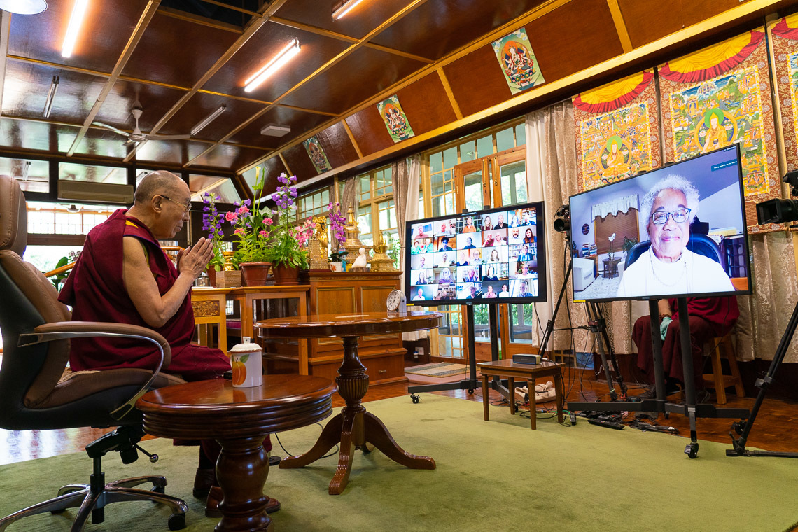 Дээрхийн Гэгээнтэн Далай Лам энэ удаагийн хэлэлцүүлгийн модератортой мэндчилж байгаа нь. Энэтхэг, ХП, Дарамсала. 2020.06.20. Зургийг Тэнзин Жампел.