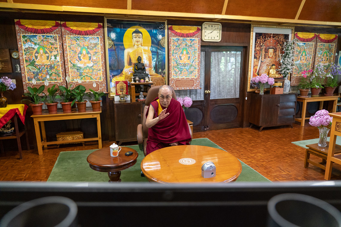 Дээрхийн Гэгээнтэн Далай Лам "Оюун ухаан ба Амьдрал" инситиутын ээлжит хэлэлцүүлэгт үг хэлж байгаа нь. Энэтхэг, ХП, Дарамсала. 2020.06.20. Зургийг Тэнзин Жампел.