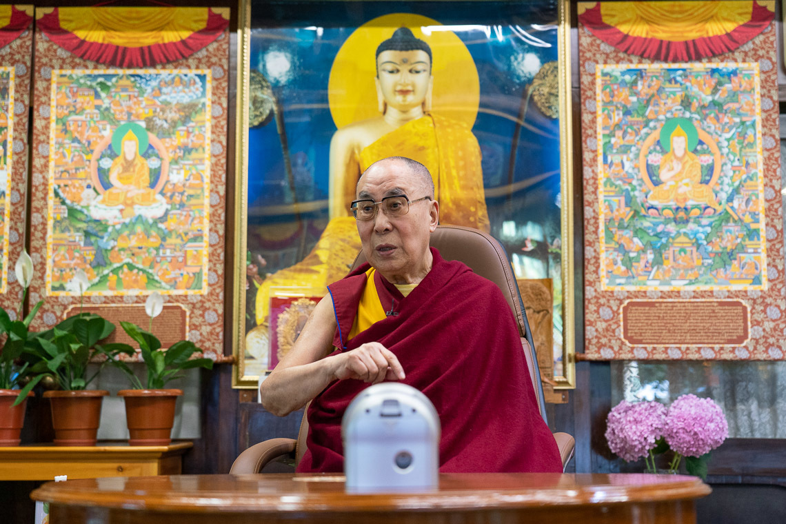 Дээрхийн Гэгээнтэн Далай Лам "Оюун ухаан ба Амьдрал" инситутын хэлэлцүүлэгт үг хэлж байгаа нь. Энэтхэг, ХП, Дарамсала. 2020.06.20. Зургийг Тэнзин Жампел.