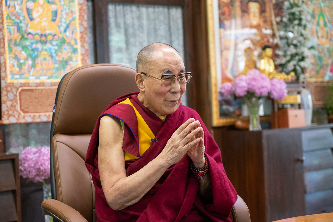 Дээрхийн Гэгээнтэн Далай Лам "Оюун ухаан ба Амьдрал" хэлэлцүүлгийн төгсгөлд талархал илэрхийлж байгаа нь. Энэтхэг, ХП, Дарамсала. 2020.06.20. Зургийг Тэнзин Жампел.
